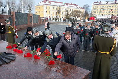 Праздник мужества и верности долгу: в регионах Беларуси 23 февраля прошли торжественные митинги