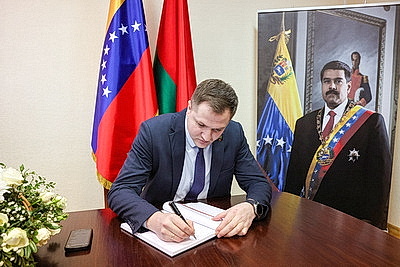 В посольстве Венесуэлы в Минске открыта книга соболезнований