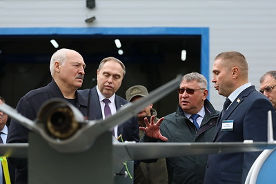 Лукашенко ознакомился с научными разработками гражданского и оборонного назначения