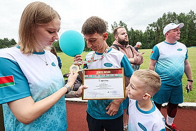 Спорт на максимуме: более 500 представителей белорусских СМИ вышли на старт спартакиады в \"Стайках\"