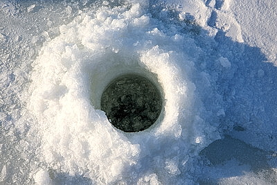 Сделаем лунки - спасем рыбу от замора. На водохранилище \"Дрозды\" провели замеры уровня кислорода в воде