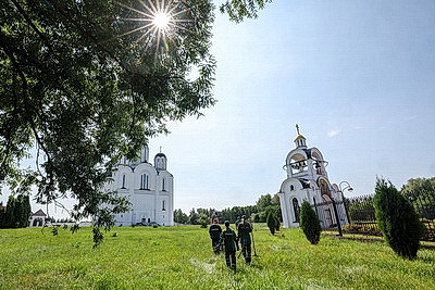 \"Восстановление святынь Беларуси\": волонтеры БРСМ и студотряды Минска благоустроили территорию храма