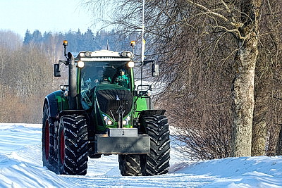 Зимнее бездорожье и огневой рубеж: \"Тракторный биатлон\" в Горках испытал на прочность людей и технику