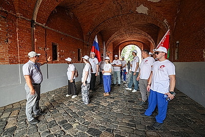 Участники автопробега \"Дороги славы - наша история\" возложили цветы в Брестской крепости