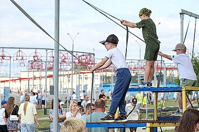 Масштабную реконструкцию событий разных лет показали в День десантников и ССО в Бресте