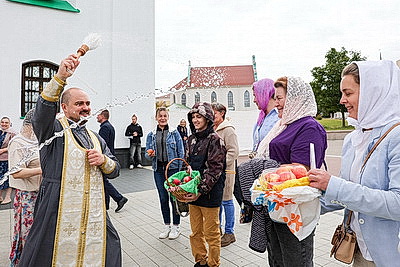 Православные верующие отмечают Яблочный Спас