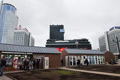 Минчане и гости столицы празднуют 9 Мая