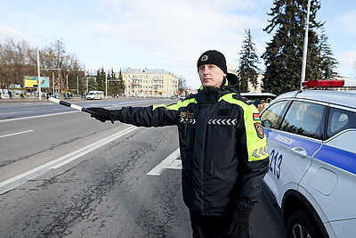 Цветы для солнечных улыбок автоледи. В Витебске стартовала областная акция ГАИ в честь Дня женщин