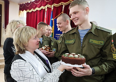 Ароматные домашние пироги приготовили в честь праздника молодым десантникам в Витебске
