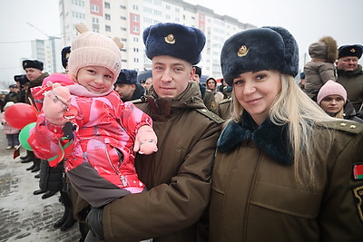 Ключи от арендных квартир получили 60 семей военнослужащих Борисовского гарнизона