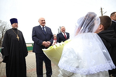 Лукашенко зажег пасхальную свечу в одном из деревенских храмов
