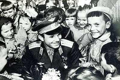 Письмо Гагарина, значки, плакаты. В Витебске открылась посвященная космосу выставка