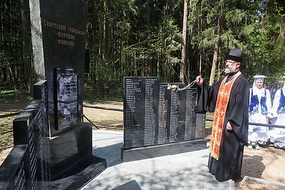 Обновленный памятный знак жертвам геноцида в годы ВОВ открыли в Могилевском районе