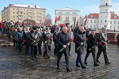 Праздник мужества и верности долгу: в регионах Беларуси 23 февраля прошли торжественные митинги