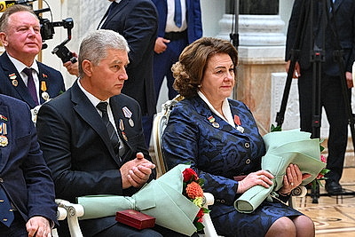 Лукашенко в преддверии Дня народного единства вручил госнаграды заслуженным представителям различных сфер