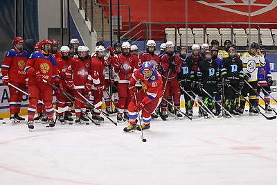 Легенды хоккея провели мастер-класс для участников турнира \"В основании будущего\"