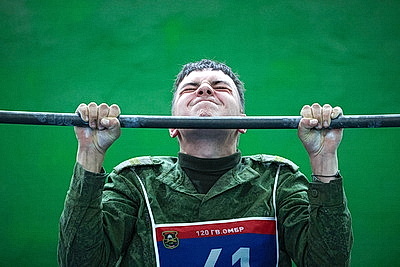 Марш-бросок и подтягивание. Десантники и гвардейцы сдают нормативы по физподготовке во время проверки ВС