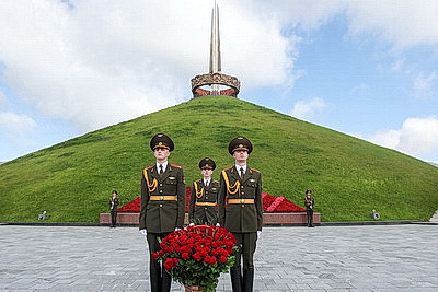 Капсулу с посланием от ветеранов ВОВ передали потомкам на Кургане Славы