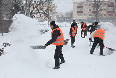 Помогают пожилым и чистят территории. К уборке снега присоединилась молодежь