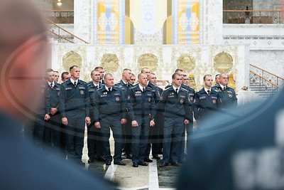 Со службы - в поля. Убиравшие урожай сотрудники МЧС посетили Дворец Независимости