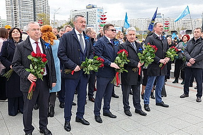 Праздник труда начался с возложения цветов к стеле \"Минск - город-герой\"