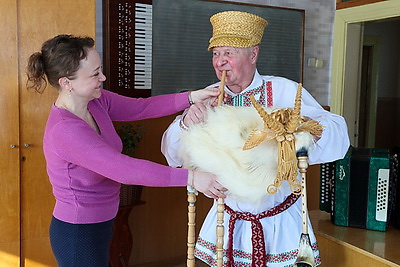 Музыкальные инструменты, на которых играют и за рубежом, создает поставский мастер