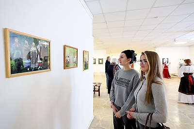 С точностью в деталях. В Витебске открылась выставка народного костюма от молодого дизайнера