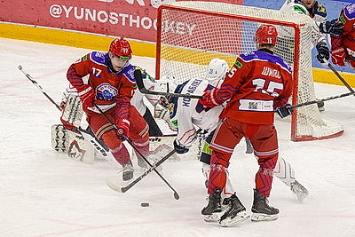 Хоккеисты \"Юности\" обыграли \"Металлург\" в матче экстралиги