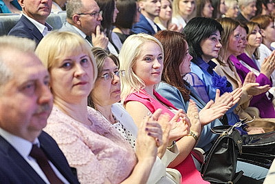 \"Они посвятили жизнь заботе о людях\". В Гомеле чествовали медработников области