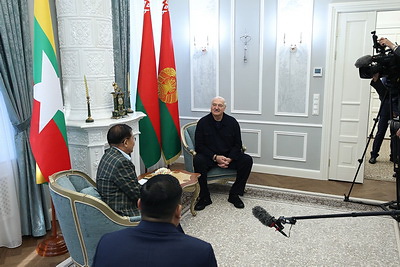 Президенты Беларуси и Мьянмы накануне официальных переговоров встречаются в неформальной обстановке