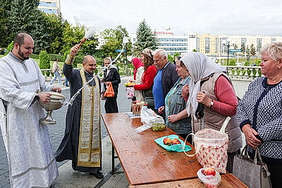 Православные верующие отмечают Яблочный Спас