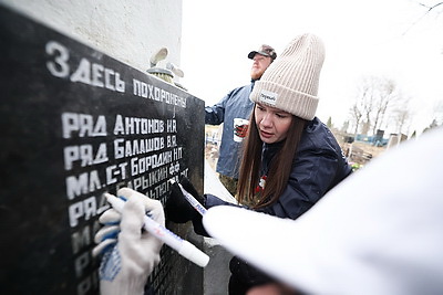 \"Почтить память предков и показать пример другим\". В Беларуси стартовал проект \"Цветы Великой Победы\"