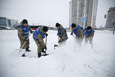 Подъезды к медучреждениям, школам, детсадам. Курсанты МЧС и военнослужащие внутренних войск помогают убирать снег