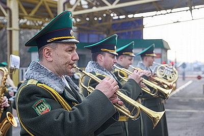 Плац-концерты, море цветов и теплых слов. В Бресте мужчины поздравили женщин