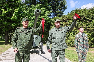 Выставка военной техники в Лиде у Кургана Бессмертия пополнилась новыми образцами