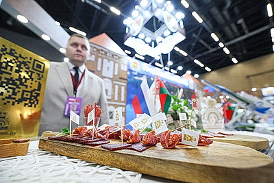 Товары от крупных производителей и ремесленников демонстрируют участникам Форума регионов в Минске