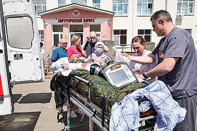 Тяжелораненого в ходе атаки дрона в Брянской области взрослого привезли в военный госпиталь в Минске