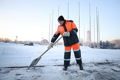\"Согрей теплом\": горячее питание доставляют работникам ЖКХ, убирающим снег в Минске