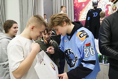 Елка, шарики, хлопушки и доброта сердец. Хоккеисты \"Динамо\" поздравили детей Ивенецкого дома-интерната с Новым годом