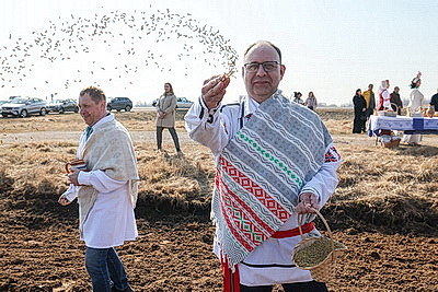 В поле - с добрым сердцем. В Витебском районе дали старт посевной кампании