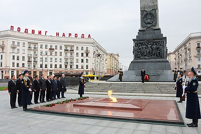 Мьянманская парламентская делегация возложила венок на площади Победы в Минске