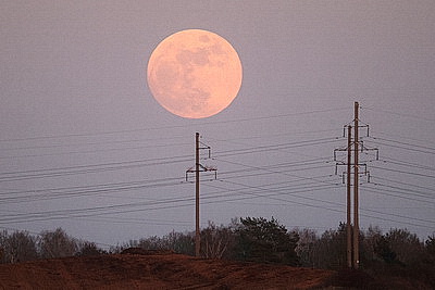Розовое полнолуние в небе Беларуси