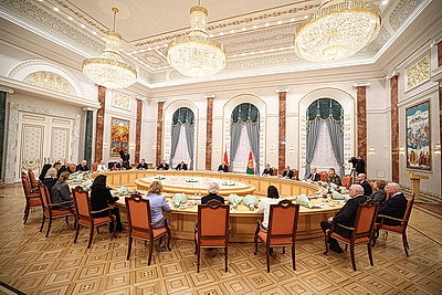 Лукашенко вручил дипломы доктора наук и аттестаты профессора