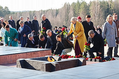 \"Пусть скорбь и печаль обернутся в мужество ваше и силу\". В Хатыни проходит всенародная вахта памяти