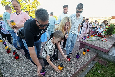 В Вертелишках прошло памятное шествие с лампадками к мемориальному комплексу \"Скорбящая мать\"