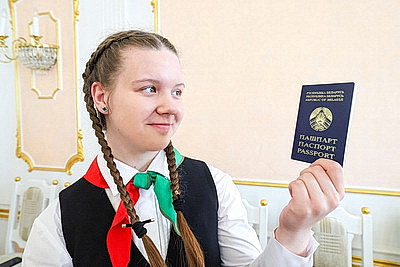 18 отличников учебы из Витебской области получили первые паспорта