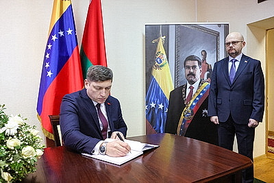 В посольстве Венесуэлы в Минске открыта книга соболезнований