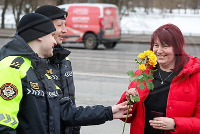 Вместо проверки документов - цветы. Сотрудники ГАИ поздравили могилевских женщин-водителей
