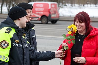 Вместо проверки документов - цветы. Сотрудники ГАИ поздравили могилевских женщин-водителей