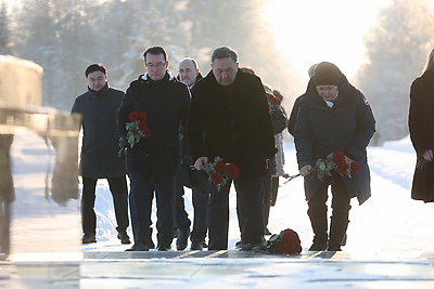 Председатель Мажилиса Парламента Республики Казахстан возложил цветы в МК \"Хатынь\"